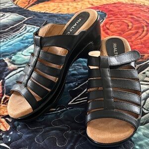 Rialto Women's Strappy Black Sandals